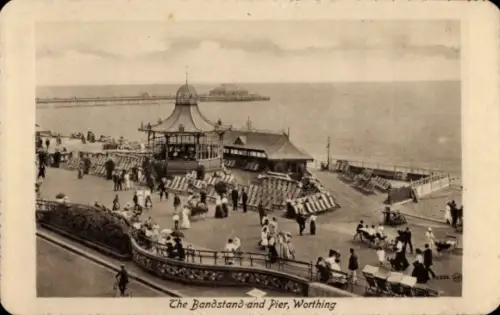 Ak Worthing West Sussex England, Bandstand und Pier,  Menschen, Strandstühle, Meer