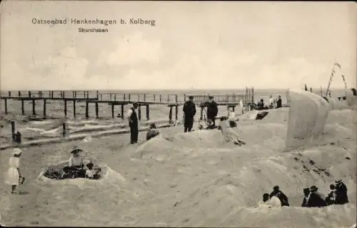 Ak Ustronie Morskie Ostseebad Henkenhagen Pommern, Ostseebad Henkenhagen, Strandleben, Menschen a