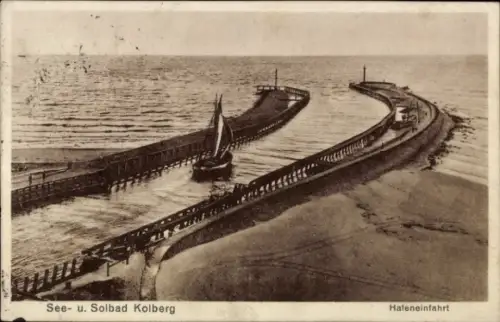 Ak Kołobrzeg Ostseebad Kolberg Pommern, See- u. Solbad  Hafeneinfahrt, Boot im Wasser