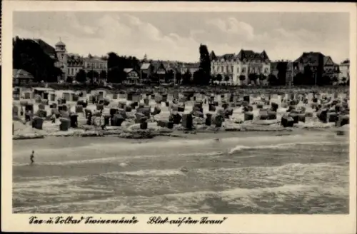 Ak Świnoujście Swinemünde Pommern, Strand mit vielen Liegen, Wasser, Gebäude im Hintergrund, Text