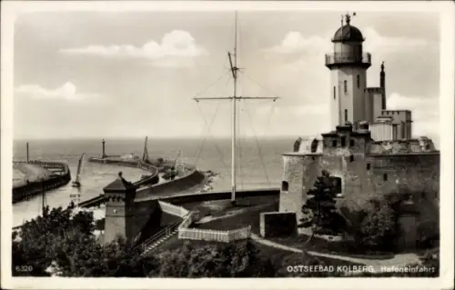 Ak Kołobrzeg Ostseebad Kolberg Pommern, Ostseebad  Hafeneinfahrt, Leuchtturm, Schiffe