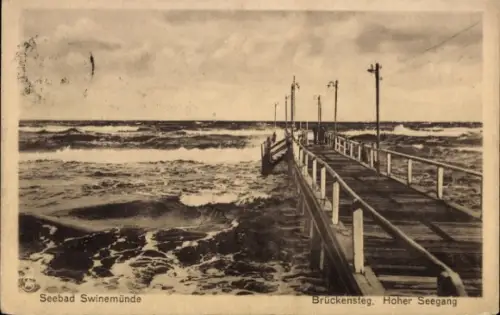 Ak Świnoujście Swinemünde Pommern, Seebad  Brückensteg, hoher Seegang