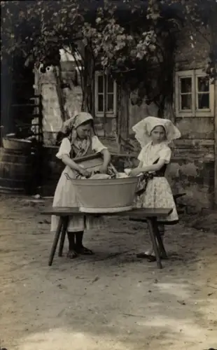 Foto Ak Spreewald, Mädchen in Trachten, Wäsche