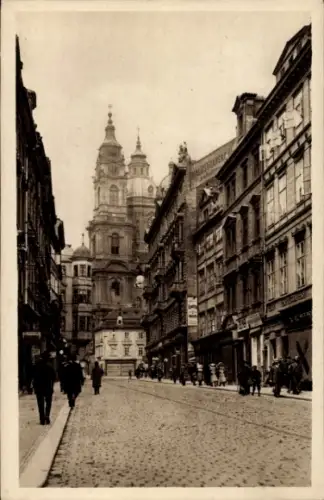 Ak Malá Strana Kleinseite Praha Prag Tschechien, Straße mit Menschen, St. Nikolaus Kirche im Hint
