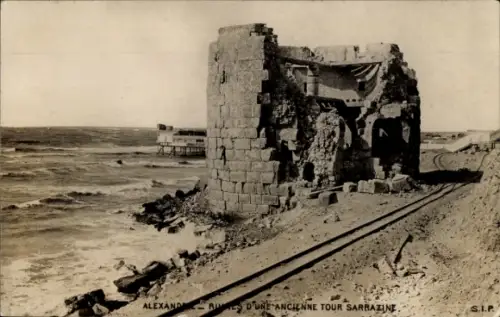 Ak Alexandria Ägypten, Ruine einer alten Sarazenen-Turm, Meer, Gleise, Text in Französisch