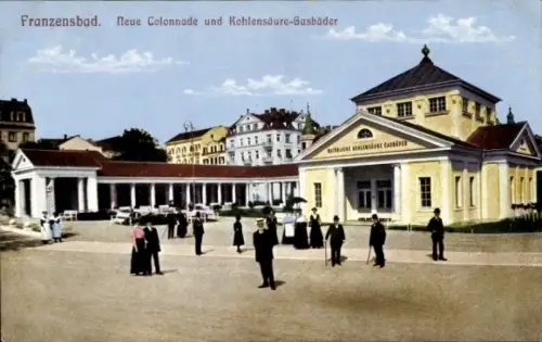 Ak Františkovy Lázně Franzensbad Region Karlsbad,  Neue Colonnade, Kohlensäure-Gasbäder, Menschen