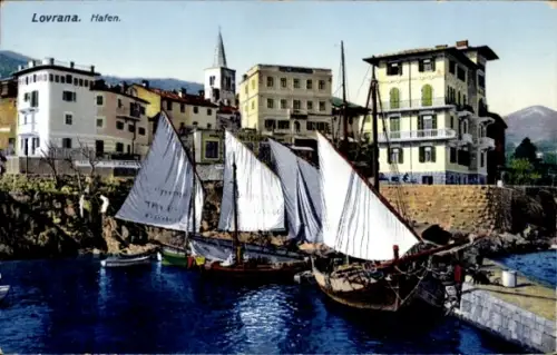 Ak Lovrana Lovran Laurana Kroatien, Lovrana Hafen, Segelboote, Häuser, Bergkulisse
