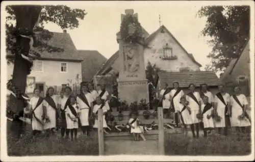 Foto Ak Aschbach Schlüsselfeld im Steigerwald Oberfranken, Gruppenportrait am Denkmal