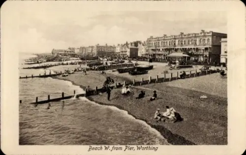 Ak Worthing West Sussex England, Strandansicht, Pier,  Boote, Menschen am Strand