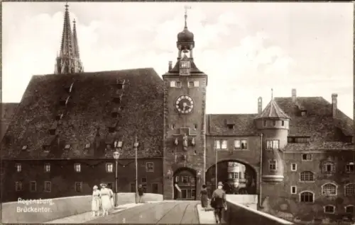 Ak Regensburg an der Donau Oberpfalz,  Brückentor,  Architektur, Uhrturm, Brücke, Menschen