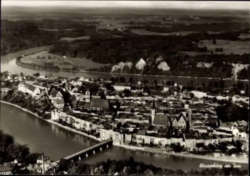 Ak Wasserburg am Inn Oberbayern, Luftaufnahme von  Fluss, Stadtansicht, Schwarz-Weiß