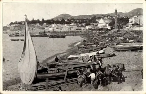 Ak Funchal Insel Madeira Portugal, Hafen von  Boote am Strand, Küstenansicht, Berge im Hintergrun