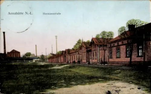 Ak Annahütte Schipkau in der Niederlausitz, Annahütte N.-L., Hermannstraße, Fabrikgebäude, Mensch