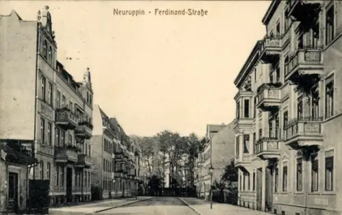 Ak Neuruppin in Brandenburg,  Ferdinand-Straße, Straßenansicht,  Architektur