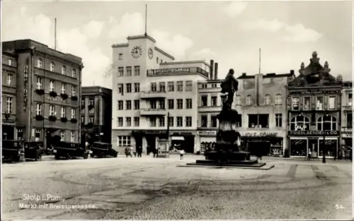 Ak Słupsk Stolp Pommern,  Marktplatz mit Kreissparkasse, Statue,  Gebäude