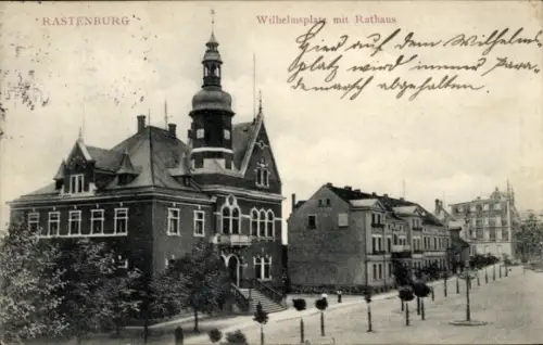 Ak Kętrzyn Rastenburg Ostpreußen, Rathaus, Wilhelmplatz, Bäume, Straßenansicht