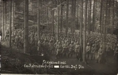 Foto Ak Deutsche Soldaten beim Feldgottesdienst, Rekruten Depot der 121. Inf. Div.
