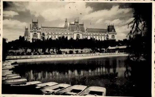 Ak Iași Jassy Jași Jassi Rumänien, Schloss, Wasser, Boote, Wolken, Schwarz-Weiß-Foto
