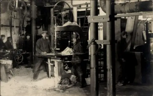 Foto Ak Soldaten an der Werkbank