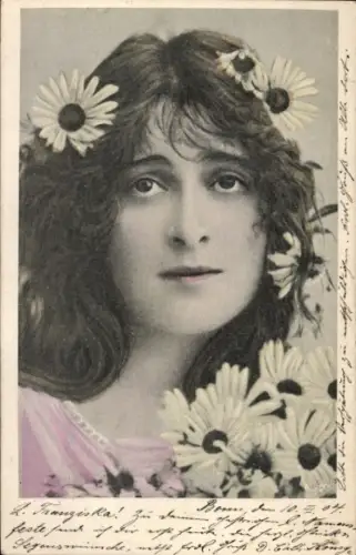 Ak Porträt einer Frau mit Blumen