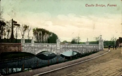 Ak Forres Schottland, Castle Bridge,  Brücke, Wasser, Bäume, Straße, Personen