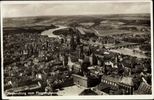 Ak Regensburg an der Donau Oberpfalz, Luftbild von  Fluss, Stadtansicht,  Gebäude