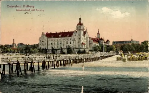 Ak Kołobrzeg Ostseebad Kolberg Pommern, Ostseebad  Strandschloß, Seesteg, Strandkörbe