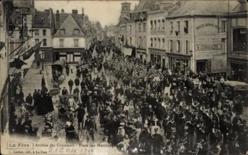 Ak La Fère Aisne, Militärparade, Menschenmenge, Geschäfte, Fahnen,  Szenerie