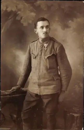 Foto Ak Mann in Uniform, Porträt, Abzeichen