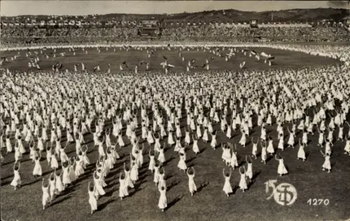 Foto Ak Stuttgart, 15. Deutsches Turnfest 1933, Chorfesttanz vor dem Haupttor