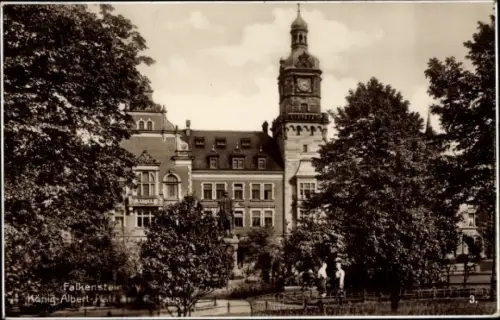 Ak Falkenstein im Vogtland Sachsen, König Albert Platz mit Rathaus