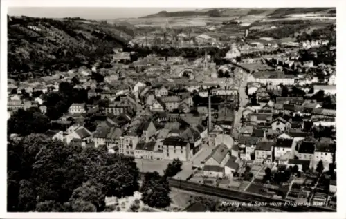Ak Merzig an der Saar, Luftaufnahme von  Saar, Häuser, Straßen, Bäume