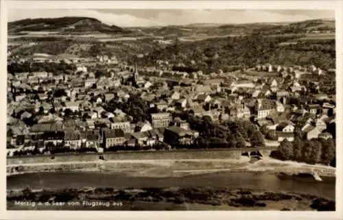 Ak Merzig an der Saar, Luftaufnahme von  Saar, Häuser, Fluss, Landschaft