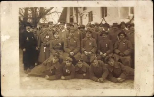 Foto Ak Deutsche Soldaten in Uniform, Alpenchor, Mützenabzeichen, Edelweiß, Orden, EK 2
