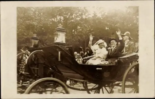 Foto Ak Königin Juliana der Niederlande, Bernhard zur Lippe-Biesterfeld, Kutsche