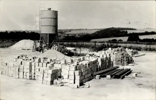 Foto Ak Baustelle, gestapelte Steine, Baumaterialien