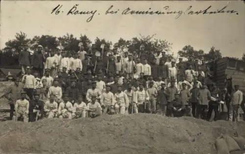 Foto Ak 16. Kompanie IV. Bataillon Landw. Infanterie-Regiment 15, Soldaten bei der Arbeit