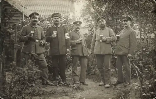 Foto Ak Deutsche Soldaten in Uniform, Sanitäter, Gruppenbild