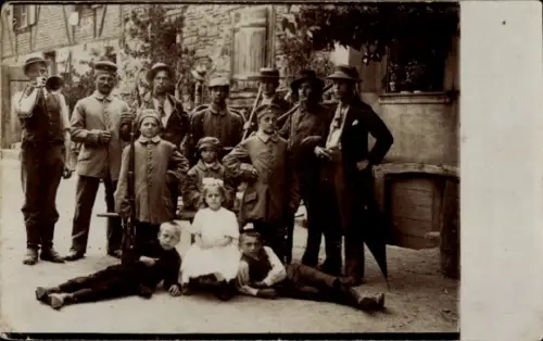 Foto Ak Kinder in Uniform, Erwachsen, Gruppenbild