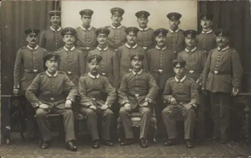 Foto Ak Deutsche Soldaten in Uniform, Gruppenbild