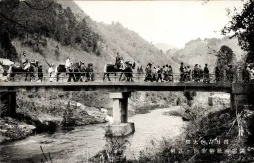 Ak Japan, Taga Taisha-Schrein-Festival, Prozession über eine Brücke
