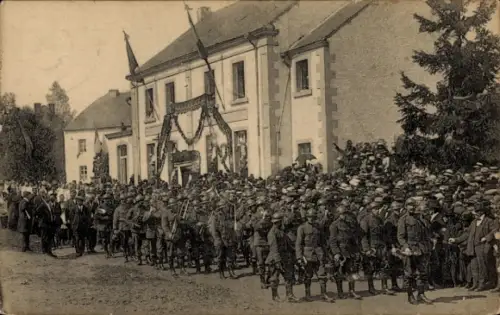 CPA Rossignol, Un détachement du 10me de ligne précede le cortège