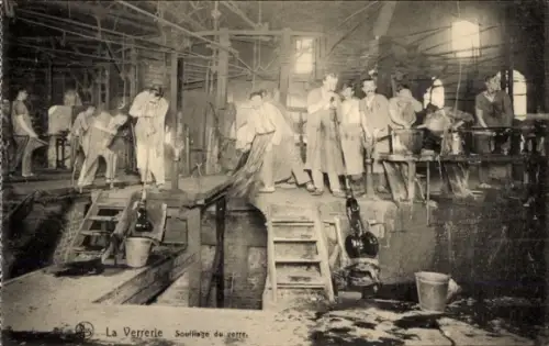 CPA La Verrerie, Soufflage du verre