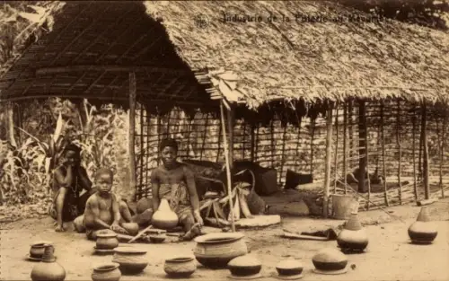 Ak Afrika, Haus mit Strohdach, Afrikaner bei der Arbeit, Familie, Töpfe