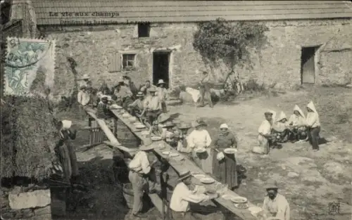 Ak Französische Tracht, Fest, Menschen am Tisch, Teller, Essen