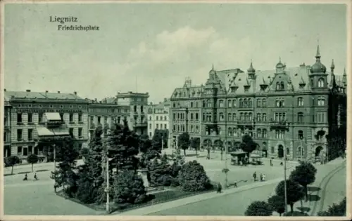 Ak Legnica Liegnitz Schlesien,  Friedrichsplatz, Bäume, Gebäude, Menschen