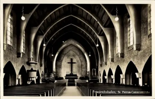 Ak Friedrichshafen am Bodensee, Innenansicht einer Kirche, hohe Decke, Kreuz, Bänke