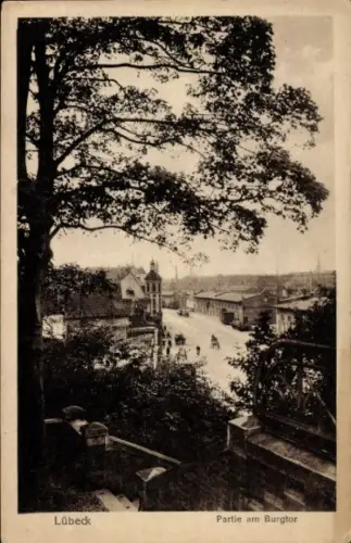 Ak Hansestadt Lübeck,  Partie am Burgtor, Straße, Bäume, Gebäude