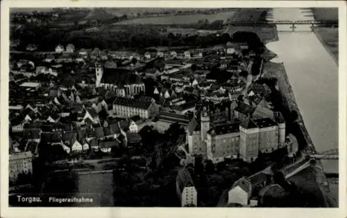 Ak Torgau an der Elbe, Luftaufnahme von  Fluss, Gebäude, Stadtansicht