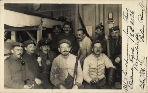 Foto Ak Deutsche Soldaten in Uniformen, Schlafstube, I. WK